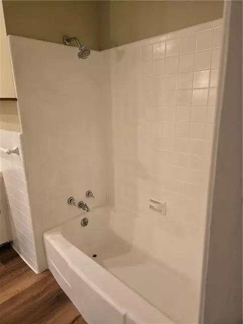 Bath - 1805 Oak Knoll Dr, Mobile, AL 36607 photo 6 of 6
