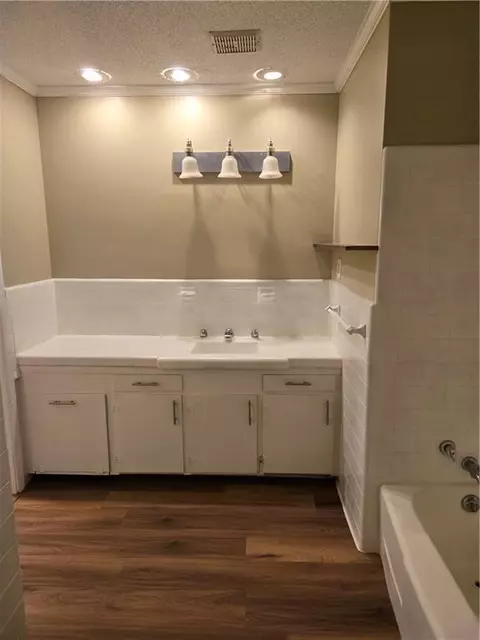 Bath - 1805 Oak Knoll Dr, Mobile, AL 36607 photo 5 of 6