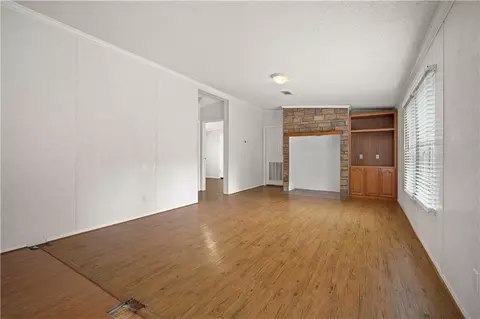 Living - 8205 Brandy Ln N, Mobile, AL 36695 photo 2 of 4