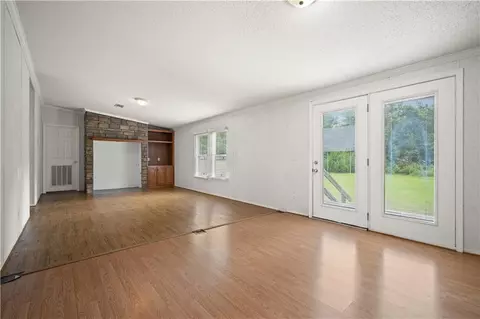 Living - 8205 Brandy Ln N, Mobile, AL 36695 photo 1 of 4