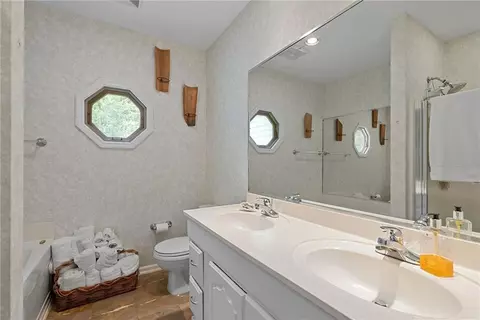 Bath - 3600 Bay Front Rd, Mobile, AL 36605 photo 4 of 6