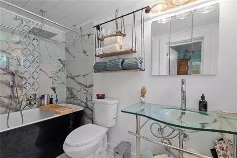 Bath - 3600 Bay Front Rd, Mobile, AL 36605 photo 3 of 6