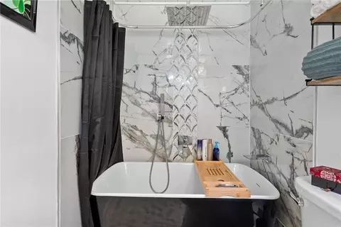 Bath - 3600 Bay Front Rd, Mobile, AL 36605 photo 2 of 6
