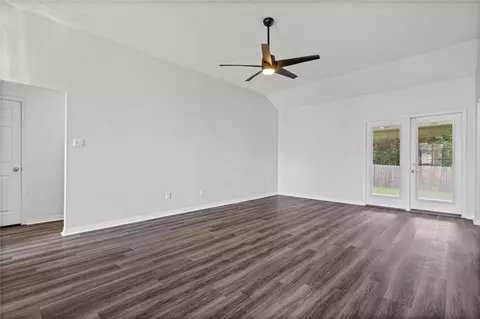 Living - 2205 Spring Grv E, Mobile, AL 36695 photo 2 of 3