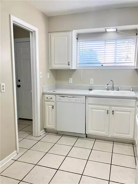 Kitchen - 6527 Old Shell Rd #18, Mobile, AL 36608 photo 2 of 2