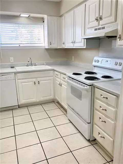 Kitchen - 6527 Old Shell Rd #18, Mobile, AL 36608 photo 1 of 2