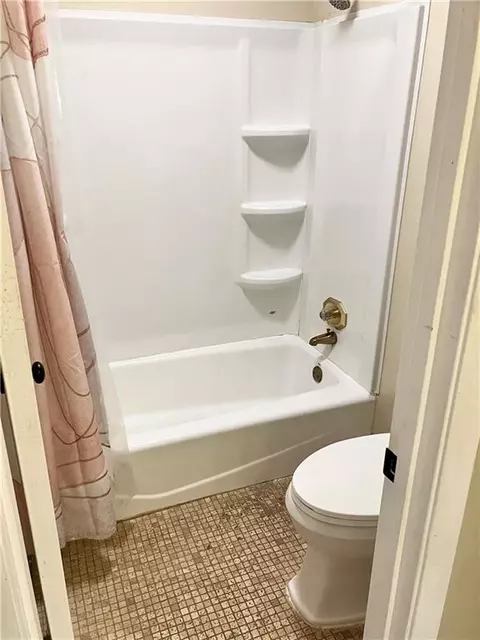 Bath - 6527 Old Shell Rd #18, Mobile, AL 36608 photo 1 of 2