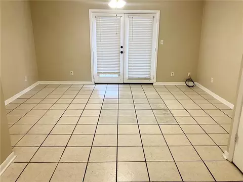 Living - 6527 Old Shell Rd #18, Mobile, AL 36608 photo 1 of 1