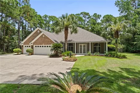 901 Lockenbie Pl, Dauphin Island, AL 36528