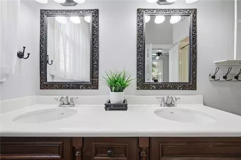 Bath - 272 Park Ter, Mobile, AL 36604 photo 2 of 10