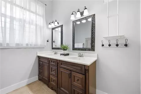 Bath - 272 Park Ter, Mobile, AL 36604 photo 1 of 10