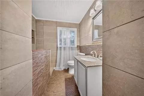 Bath - 5851 Overlook Rd, Mobile, AL 36618 photo 1 of 5