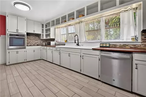 Kitchen - 5851 Overlook Rd, Mobile, AL 36618 photo 2 of 7