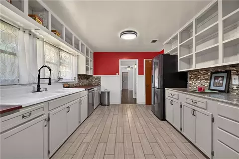 Kitchen - 5851 Overlook Rd, Mobile, AL 36618 photo 7 of 7