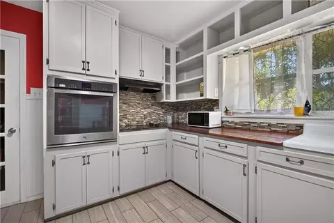 Kitchen - 5851 Overlook Rd, Mobile, AL 36618 photo 6 of 7