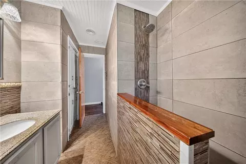 Bath - 5851 Overlook Rd, Mobile, AL 36618 photo 3 of 5