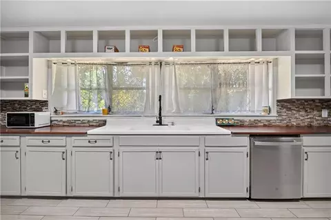 Kitchen - 5851 Overlook Rd, Mobile, AL 36618 photo 3 of 7