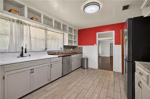 Kitchen - 5851 Overlook Rd, Mobile, AL 36618 photo 5 of 7