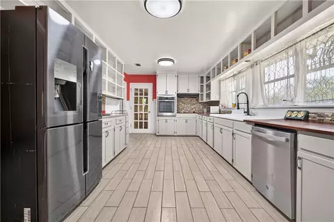 Kitchen - 5851 Overlook Rd, Mobile, AL 36618 photo 1 of 7
