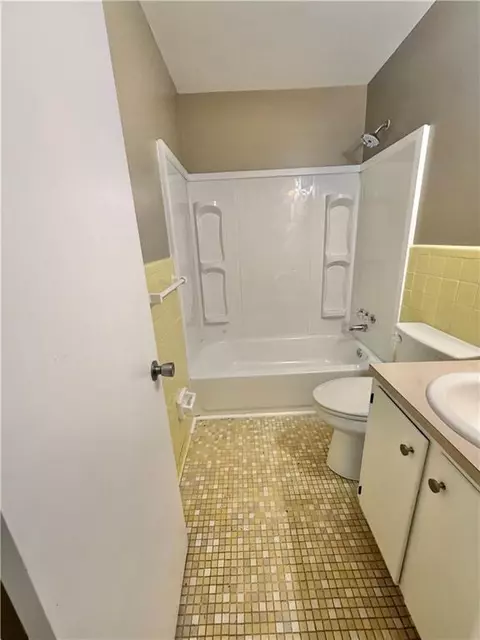 Bath - 614 Masterson Ave, Chickasaw, AL 36611 photo 2 of 2