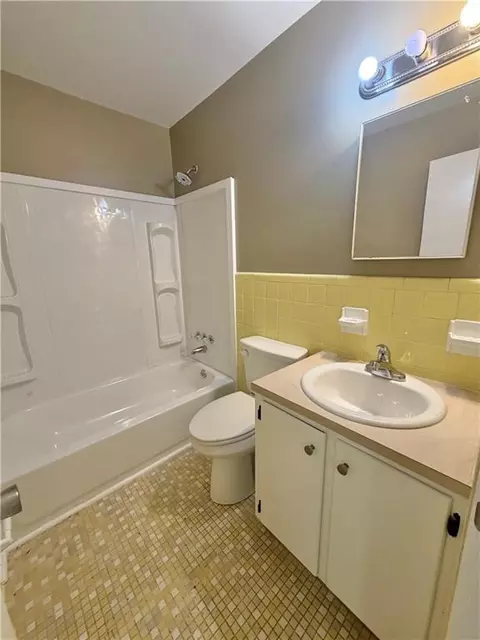 Bath - 614 Masterson Ave, Chickasaw, AL 36611 photo 1 of 2