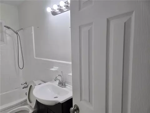 Bath - 5675 Renn St, Mobile, AL 36618 photo 1 of 2
