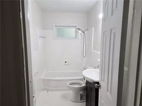 Bath - 5675 Renn St, Mobile, AL 36618 photo 2 of 2