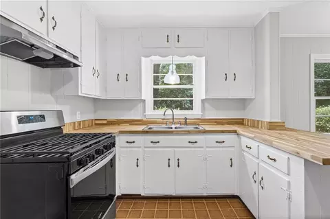 Kitchen - 150 Cosgrove Dr, Mobile, AL 36608 photo 1 of 2