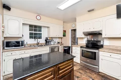 Kitchen - 365 Mcdonald Ave, Mobile, AL 36604 photo 4 of 4