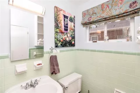 Bath - 365 Mcdonald Ave, Mobile, AL 36604 photo 2 of 5