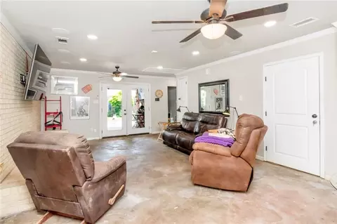Living - 365 Mcdonald Ave, Mobile, AL 36604 photo 5 of 5