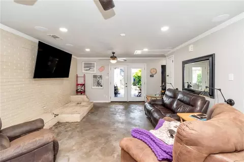 Living - 365 Mcdonald Ave, Mobile, AL 36604 photo 3 of 5