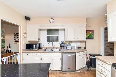 Kitchen - 365 Mcdonald Ave, Mobile, AL 36604 photo 3 of 4