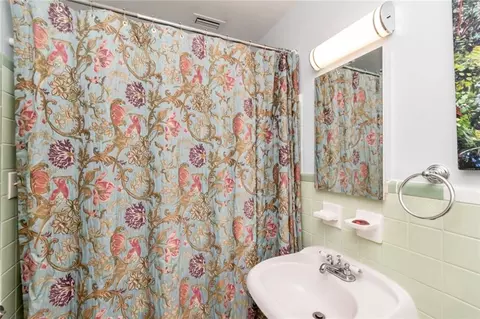 Bath - 365 Mcdonald Ave, Mobile, AL 36604 photo 1 of 5