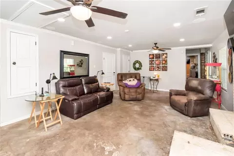 Living - 365 Mcdonald Ave, Mobile, AL 36604 photo 4 of 5