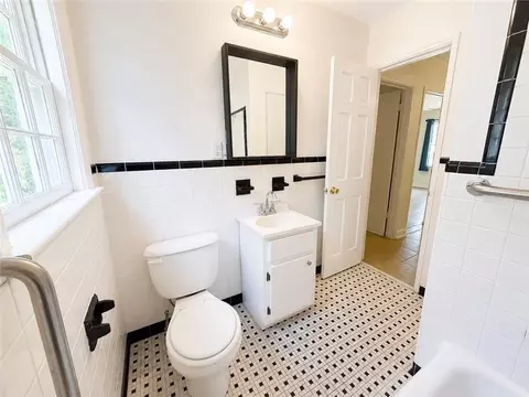 Bath - 1619 Wormeley Dr, Mobile, AL 36605 photo 1 of 3