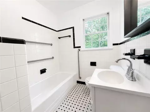 Bath - 1619 Wormeley Dr, Mobile, AL 36605 photo 2 of 3
