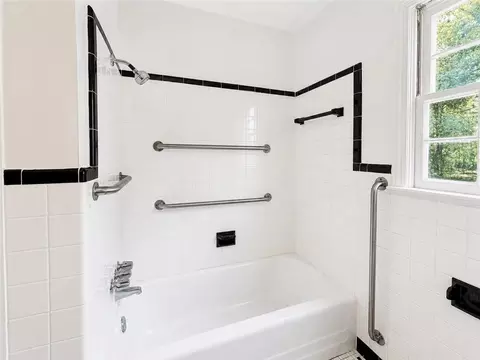 Bath - 1619 Wormeley Dr, Mobile, AL 36605 photo 3 of 3