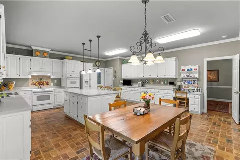 Kitchen - 1004 Pace Pkwy, Mobile, AL 36693 photo 3 of 3