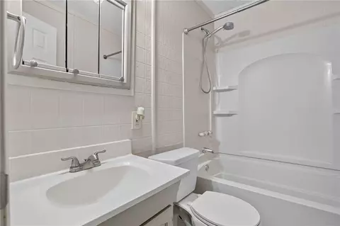 Bath - 4559 Eastview Dr, Mobile, AL 36618 photo 1 of 1