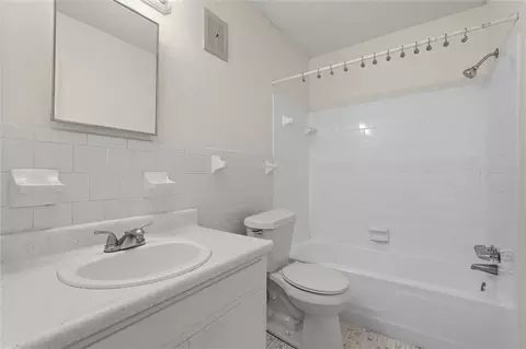 Bath - 4009 Old Shell Rd #C14, Mobile, AL 36608 photo 2 of 2