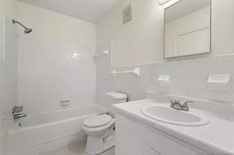 Bath - 4009 Old Shell Rd #C14, Mobile, AL 36608 photo 1 of 2