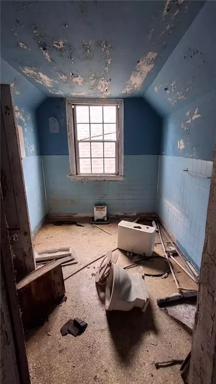 Bath - 1203 Old Shell Rd, Mobile, AL 36604 photo 1 of 1