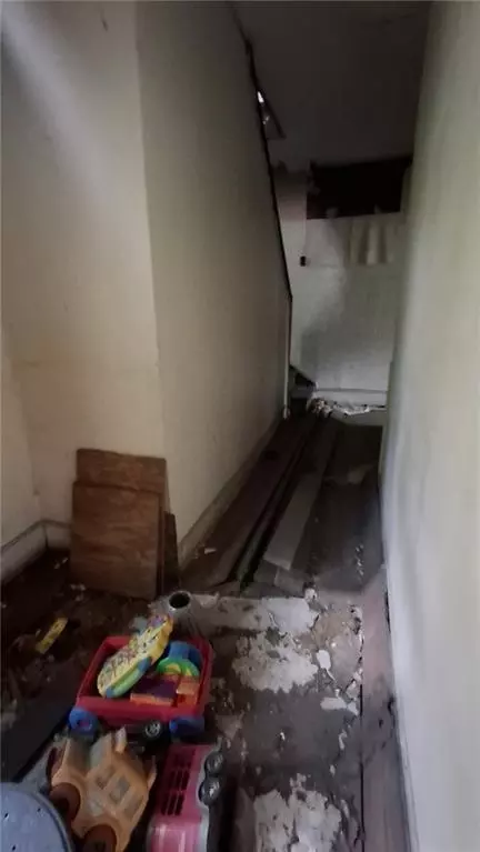 Entry Way - 1203 Old Shell Rd, Mobile, AL 36604 photo 3 of 4