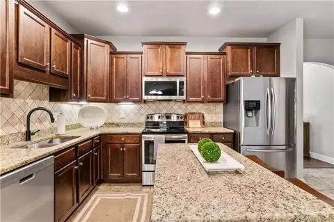 Kitchen - 1114 Mcmurray Pl W, Mobile, AL 36609 photo 2 of 4