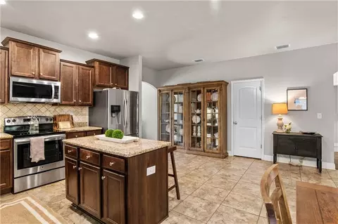 Kitchen - 1114 Mcmurray Pl W, Mobile, AL 36609 photo 3 of 4