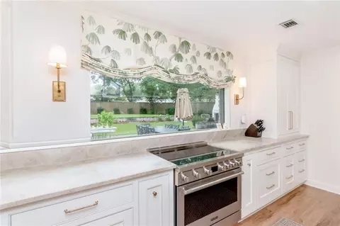 Kitchen - 4909 Carmel Dr N, Mobile, AL 36608 photo 7 of 9
