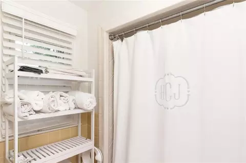 Bath - 4909 Carmel Dr N, Mobile, AL 36608 photo 2 of 3