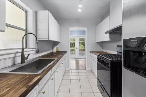 Kitchen - 2850 Exter Dr, Mobile, AL 36606 photo 2 of 2