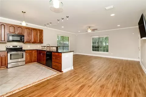 Living - 5913 Antoine Rd, Mobile, AL 36693 photo 2 of 8
